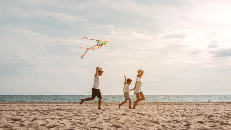 Famille qui court sur la plage
