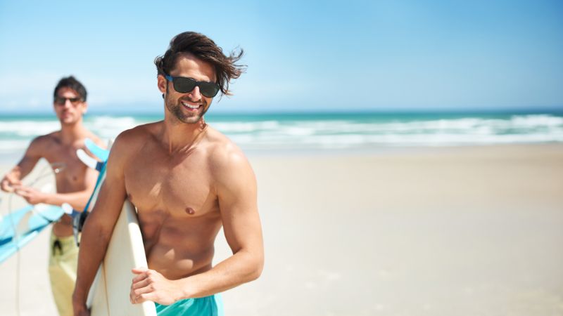 Des hommes sur la plage