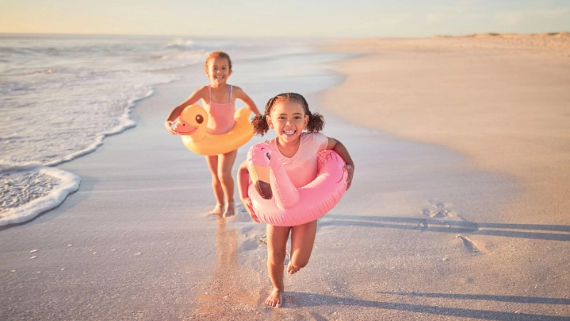 Enfants qui courent sur la plage
