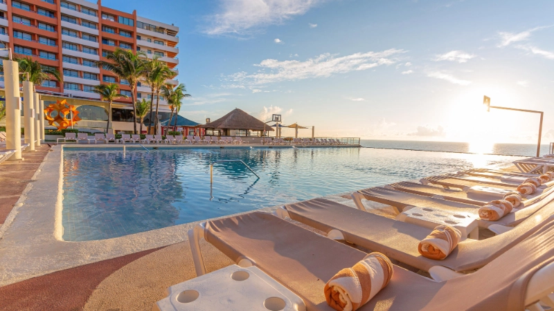 Piscine du Crown Paradise Cancún