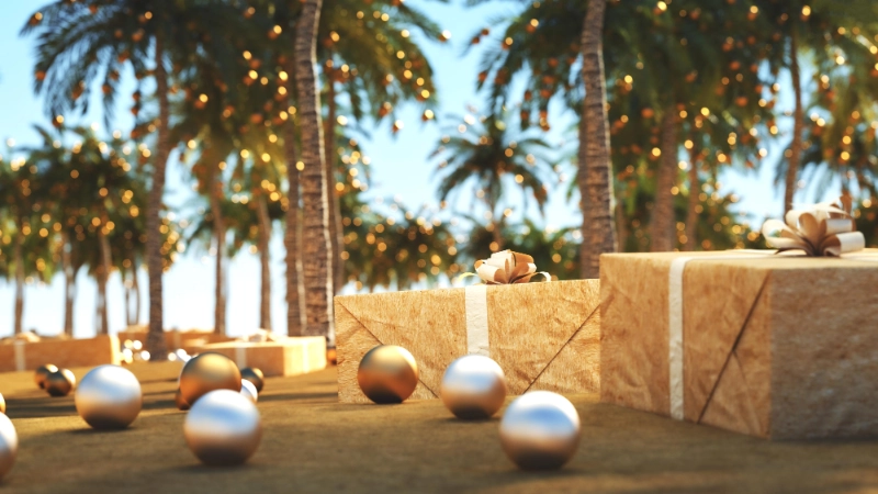 Cadeaux emballés et décorations de Noël sous des palmiers illuminés sur une plage tropicale