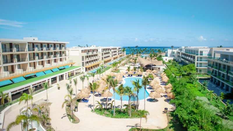Vue aérienne de la piscine Serenade All Suites