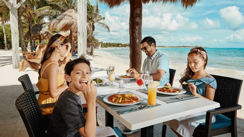 Dîner en famille au Grand Palladium White Sand Resort Spa