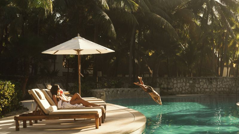 Plongée dans la piscine du Mahekal Beach Resort
