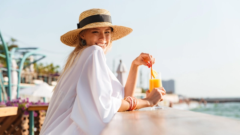 Fille souriante en vacances