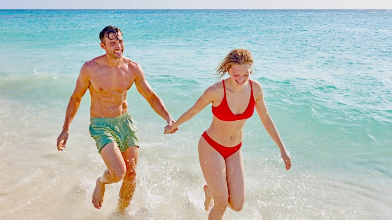 Couple dans l'océan