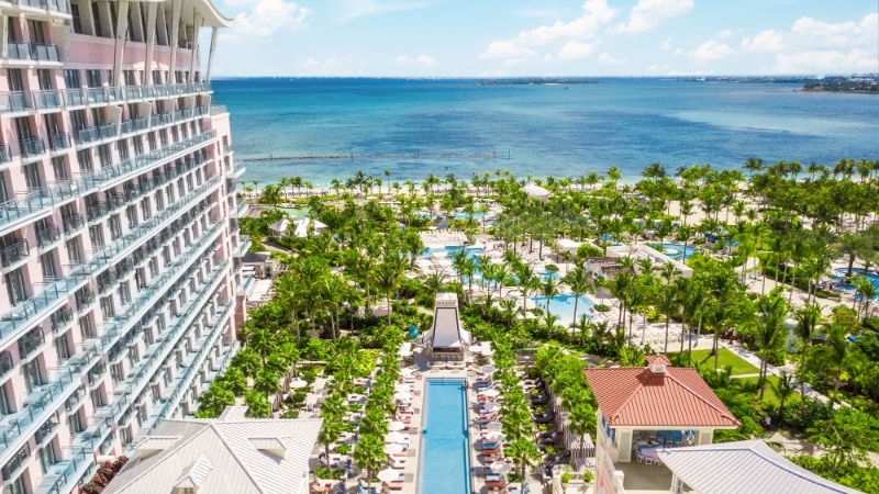 Vue aérienne de la piscine et de la plage SLS de Baha Mar