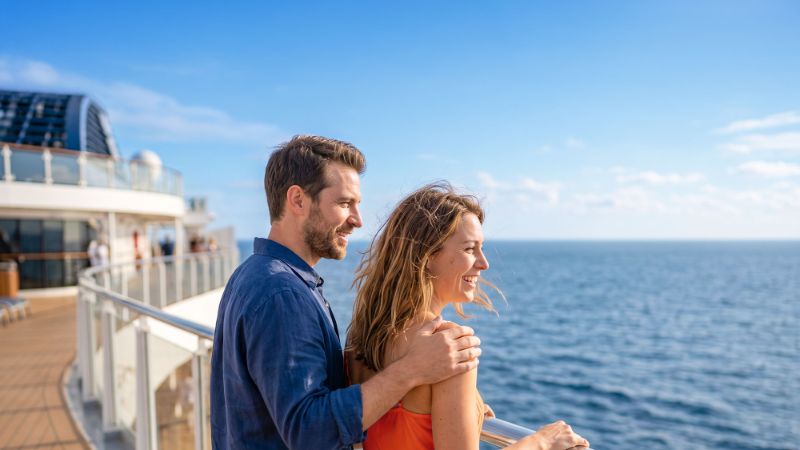 deux personnes sur un bateau