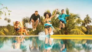 Famille sautant dans une piscine