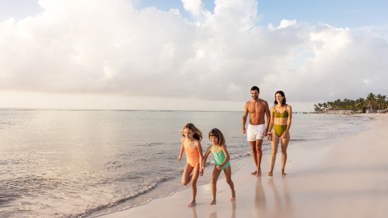 Promenade en famille sur la plage du Hyatt Ziva Cap Cana