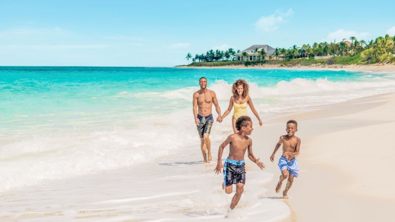 Famille sur la plage aux Bahamas