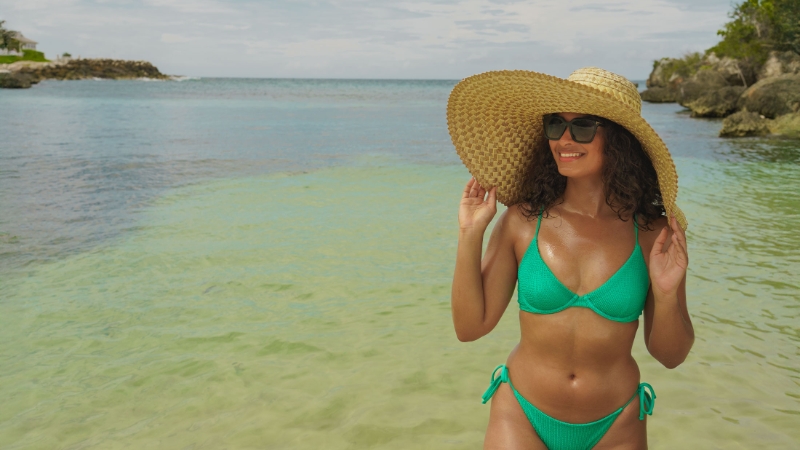 Dame sur la plage en Jamaïque