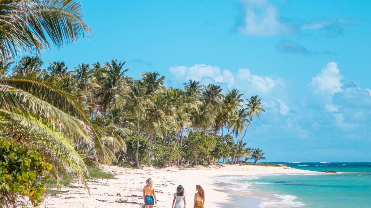 Femmes marchant sur la plage en Guadeloupe