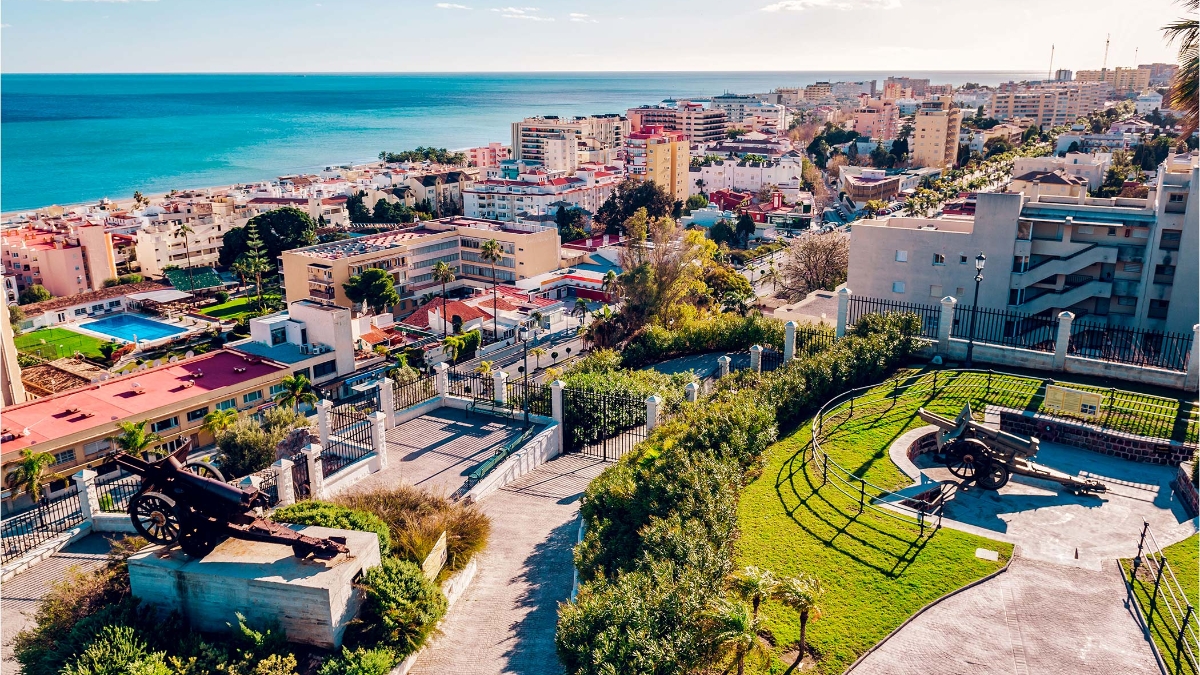 Rues pavées et plages de sable