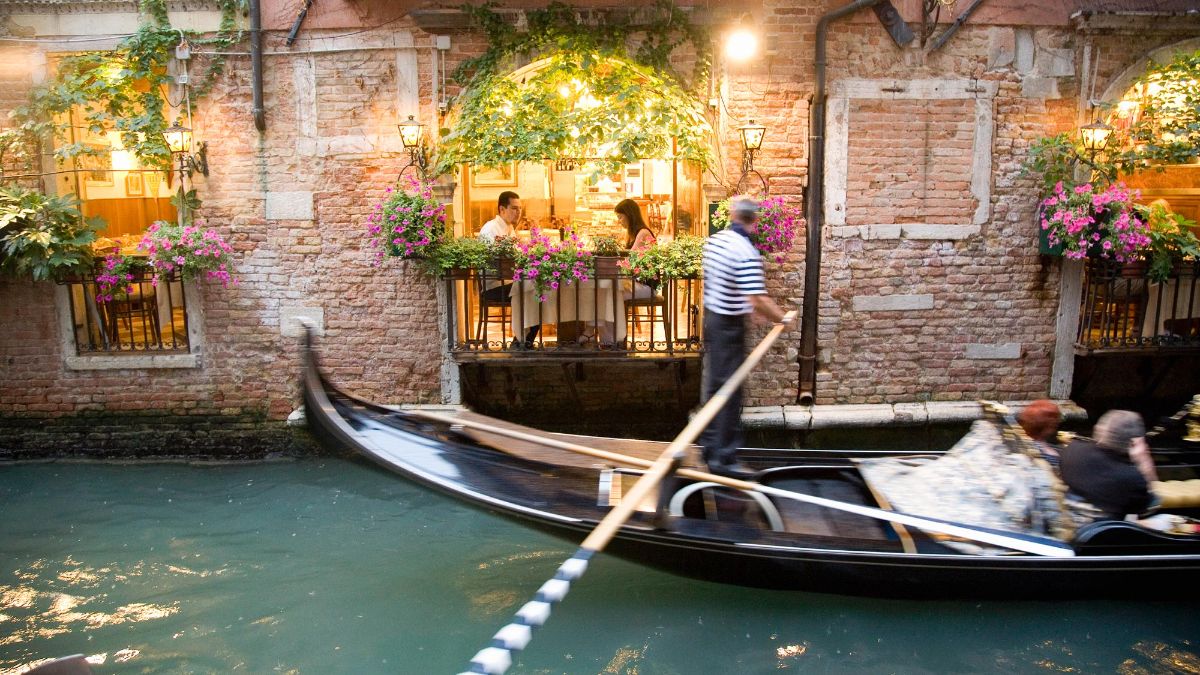 gondole noire traditionnelle glissant le long du canal de Venise