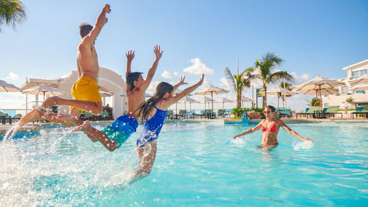 Enfants jouant dans la piscine de l'hôtel Wyndham Altra Cancun