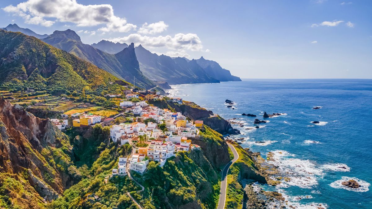 village de Tenerife perché sur une falaise abrupte surplombant l'océan