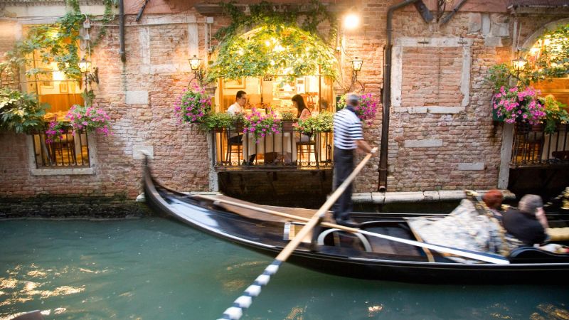 gondole noire traditionnelle glissant le long du canal de Venise