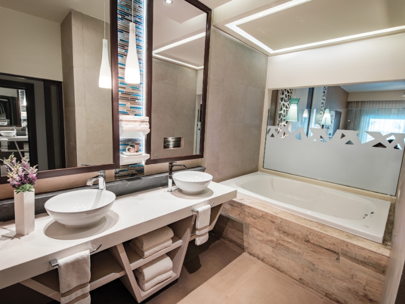 Oceanfront Infinity Pool Balcony Bathroom