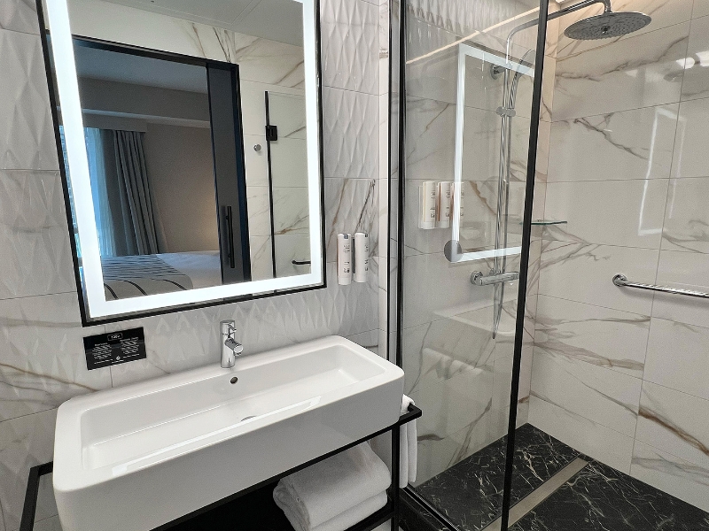 Deluxe Superior King bathroom