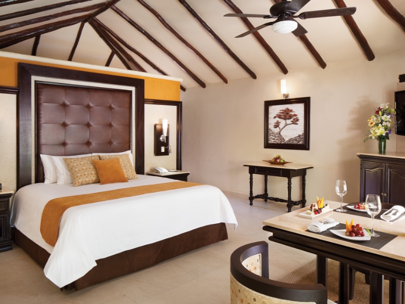 Infinity Pool Swim Up Suite Bedroom