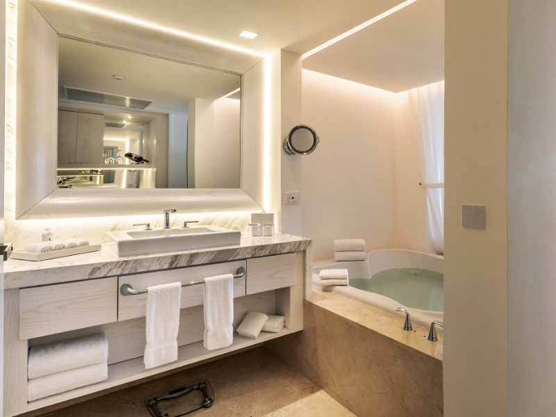 Bathroom Royal Deluxe Partial Ocean View