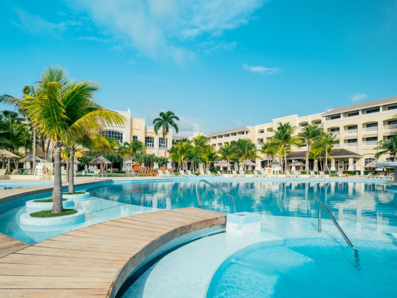 Vue sur la piscine et le complexe Iberostar Waves Rose Hall Beach
