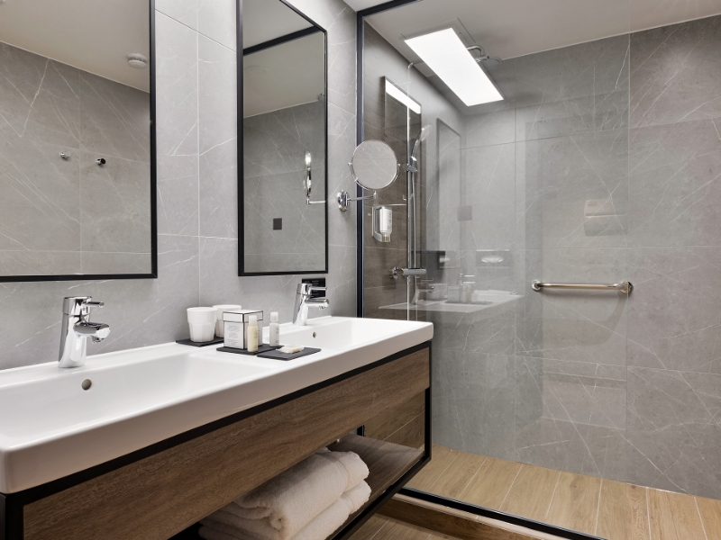 Deluxe Family King bathroom