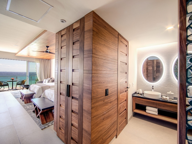 Queen Ocean Suite Bathroom