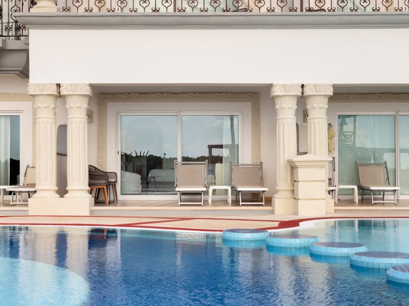 Junior Suite Swim Up Ocean Front