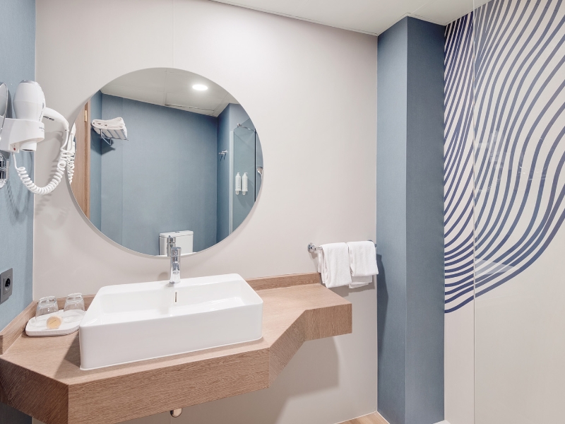 Standard room bathroom