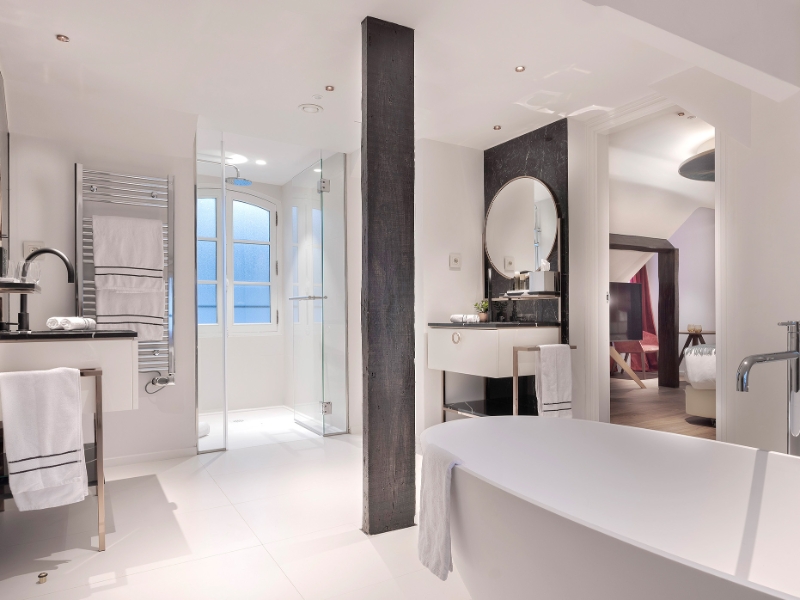 Maria Sorolla Executive Suite Bathroom