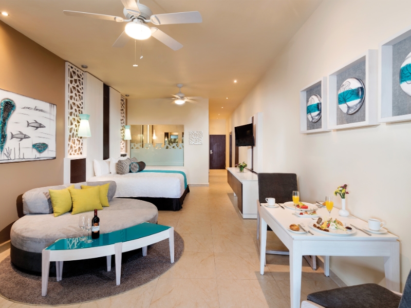 Oceanfront Infinity Pool Jacuzzi Suite