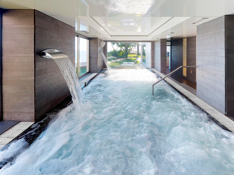 Spa by Clarins pool