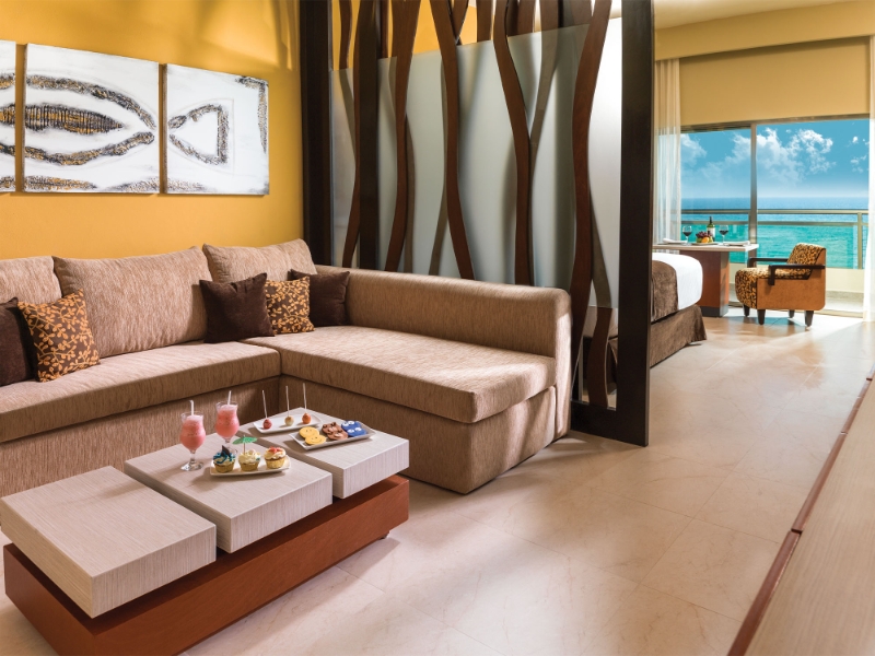 Oceanfront Jacuzzi Suite  Living Room