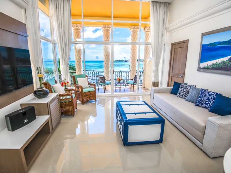 Master One Bedroom Premium Suite Oceanfront Living Area
