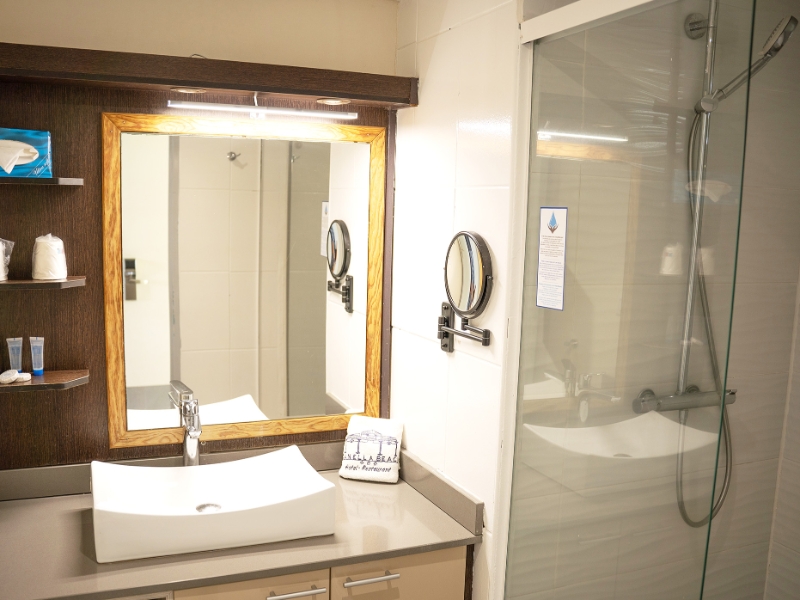 Junior suite bathroom