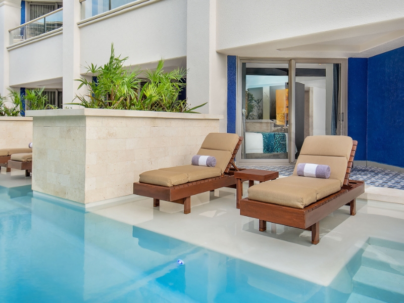 Deluxe Swim up King Exterior