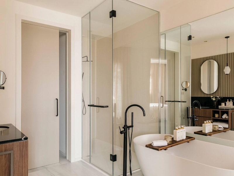Fine arts suite with terrace bathroom