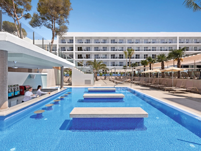 Pool with swim up bar