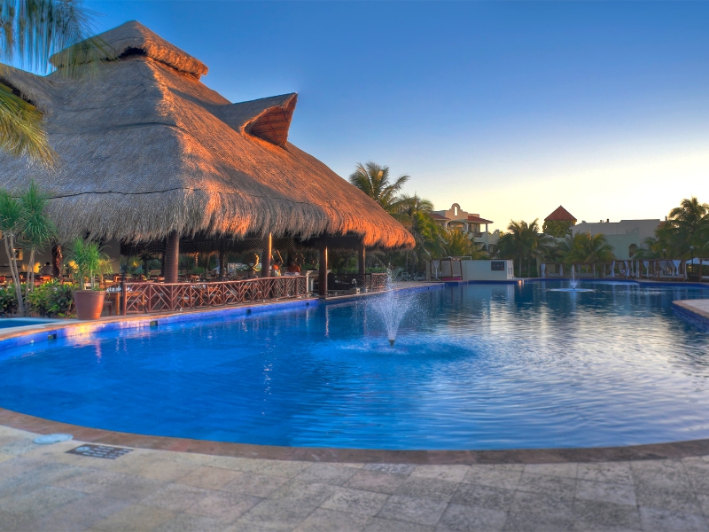 La Isla Pool