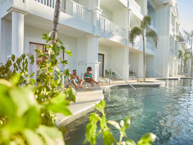 Couple au bord de la piscine du Bahia Principe Luxury Esmeralda