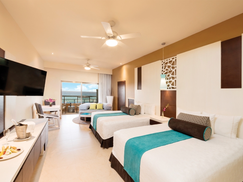 Oceanfront Infinity Pool Jacuzzi Suite