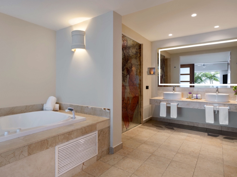 Xhale Club Master Suite Oceanfront Bathroom