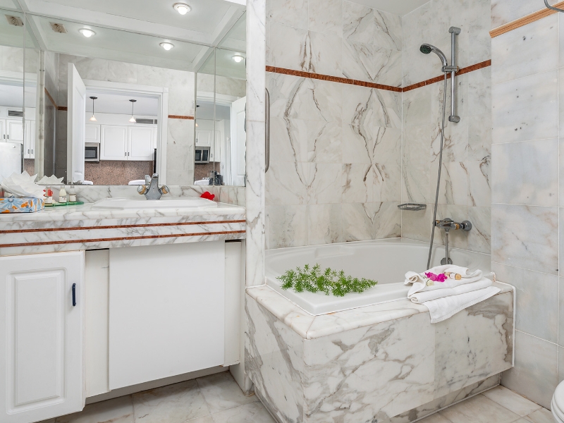 Lagoon View Suite Bathroom