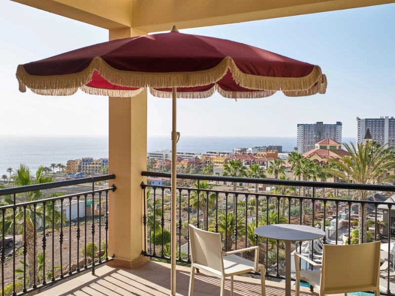 Junior Suite The Club Partial Sea View King Room