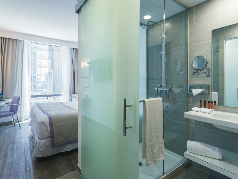 Deluxe King bathroom