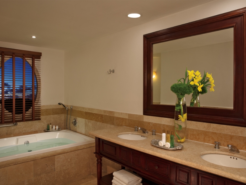 Preferred Club Honeymoon Suite Ocean View Bathroom