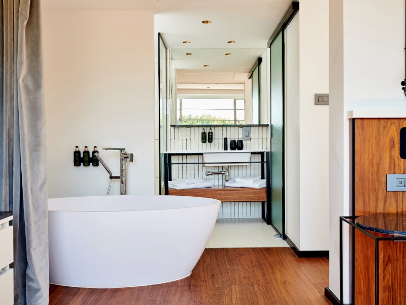 Room Bathroom Details