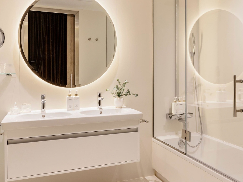 Deluxe room bathroom